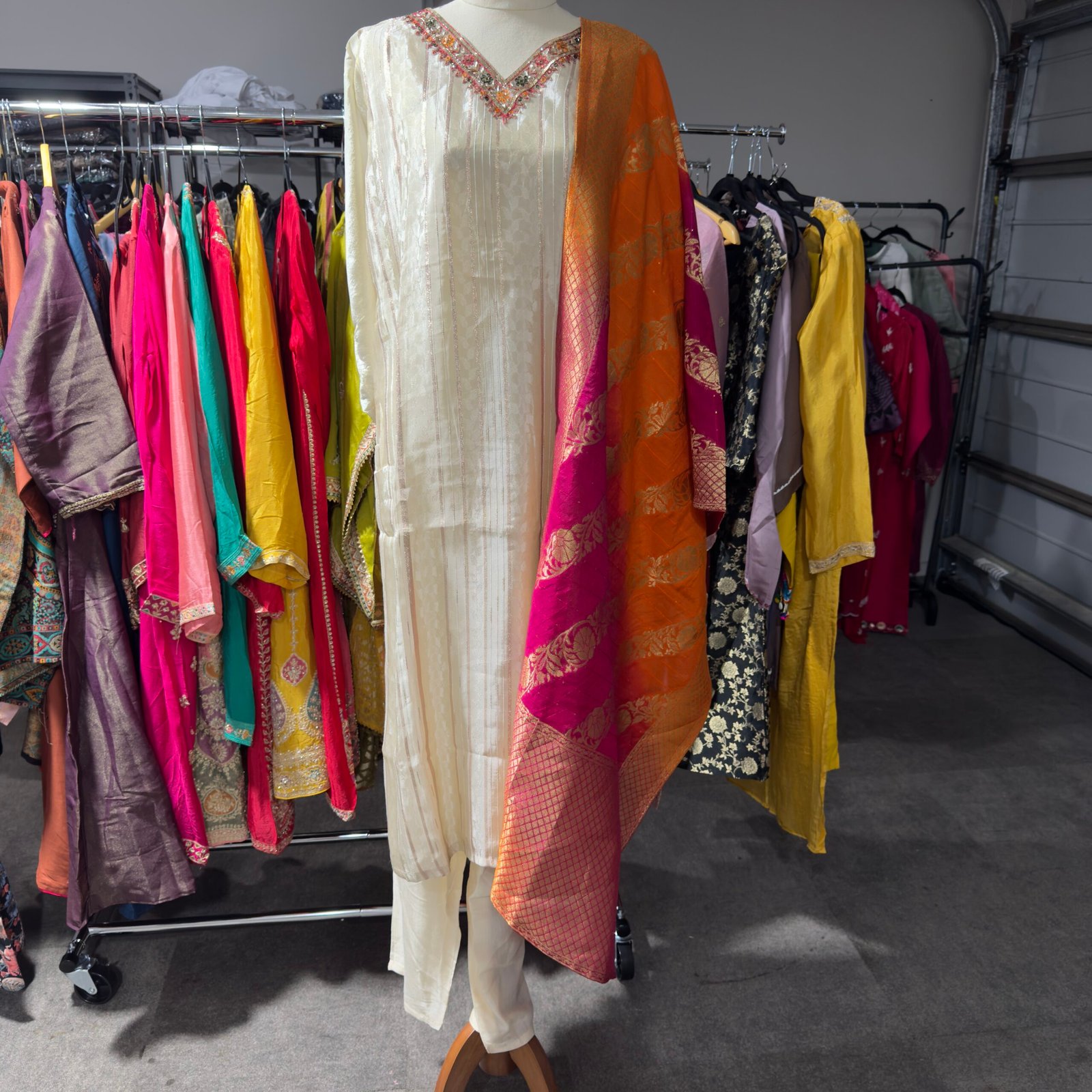 Maslin Suit Banarasi Dupatta Melbourne | Punjabi Threads Maslin Suit Banarasi Dupatta Melbourne | Punjabi Threads